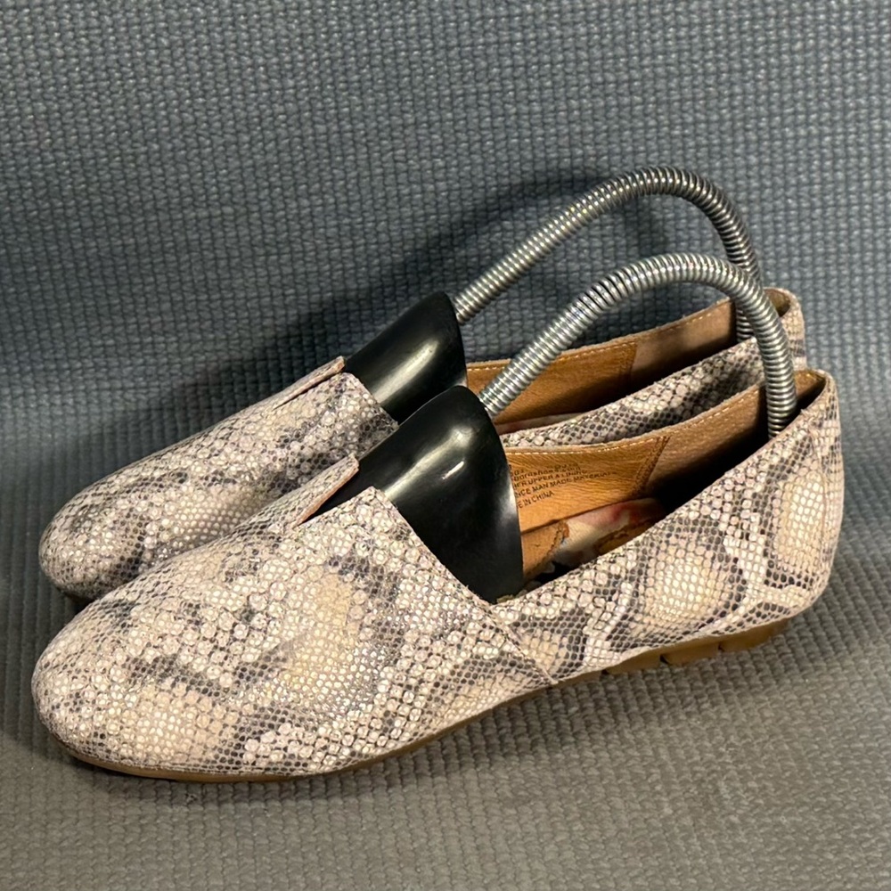 Born Flats Women's Snake Print Leather Sebra Slip On Comfort Shoes Size 6.5‎